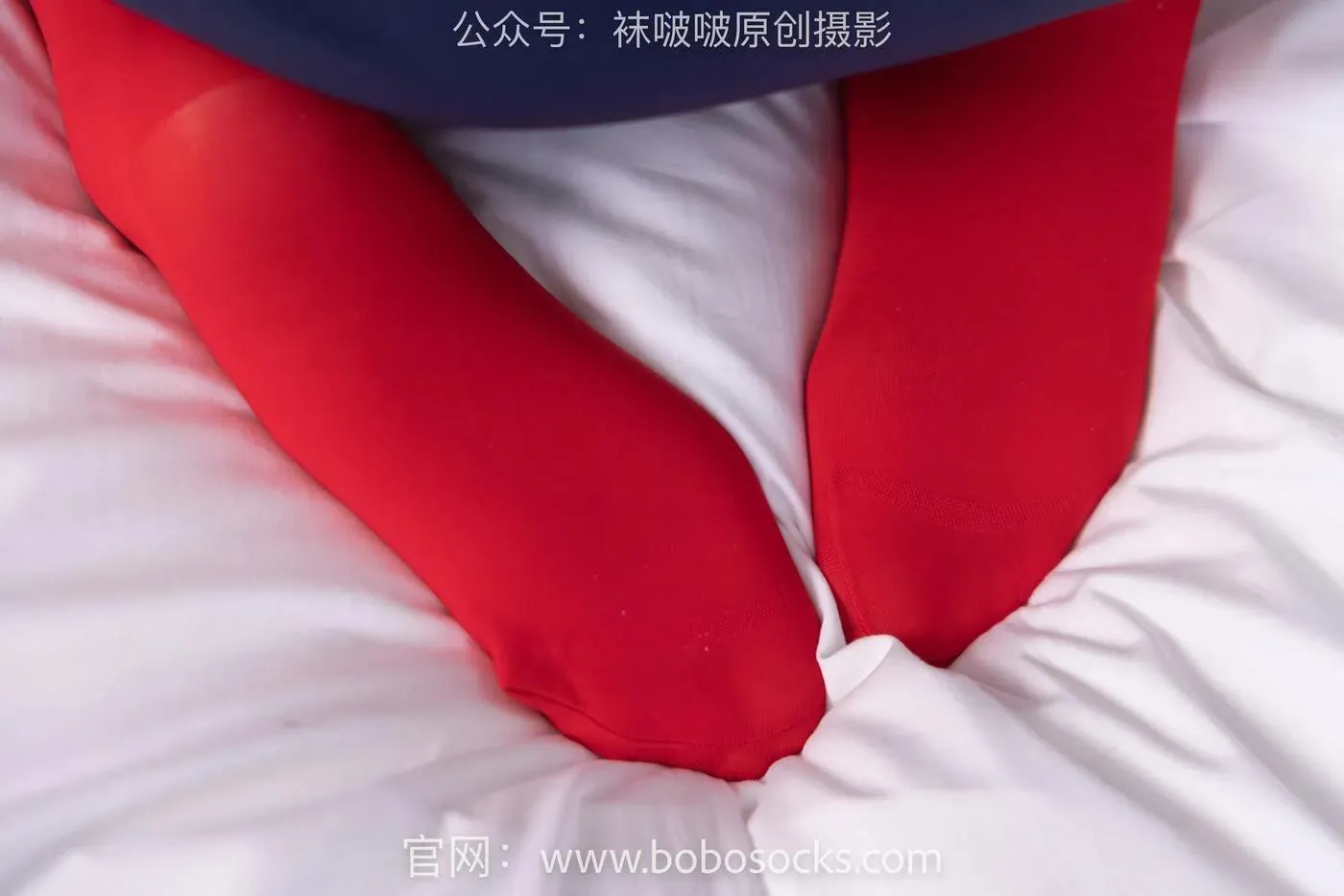[BoBoSocks袜啵啵]NO.132 小甜豆-aj1板鞋、蓝色短靴、厚黑丝、厚红丝 [145P]插图5